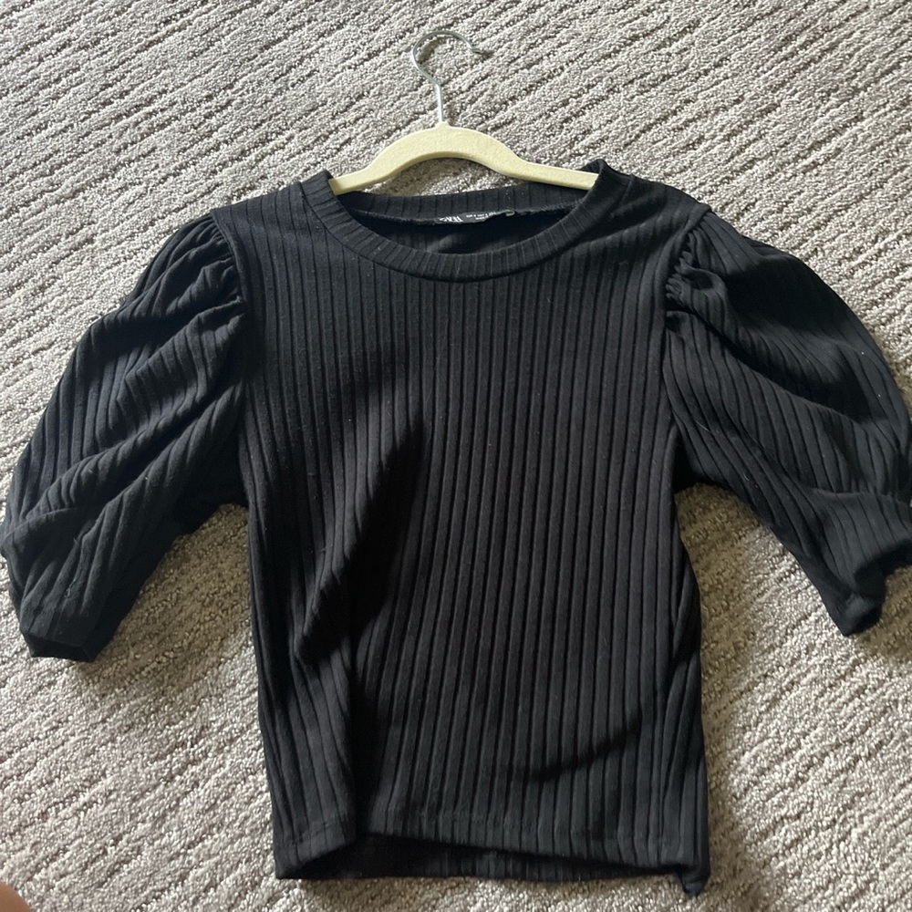 this is a super cute top from zara that is perfect for a night out. it’s an xs